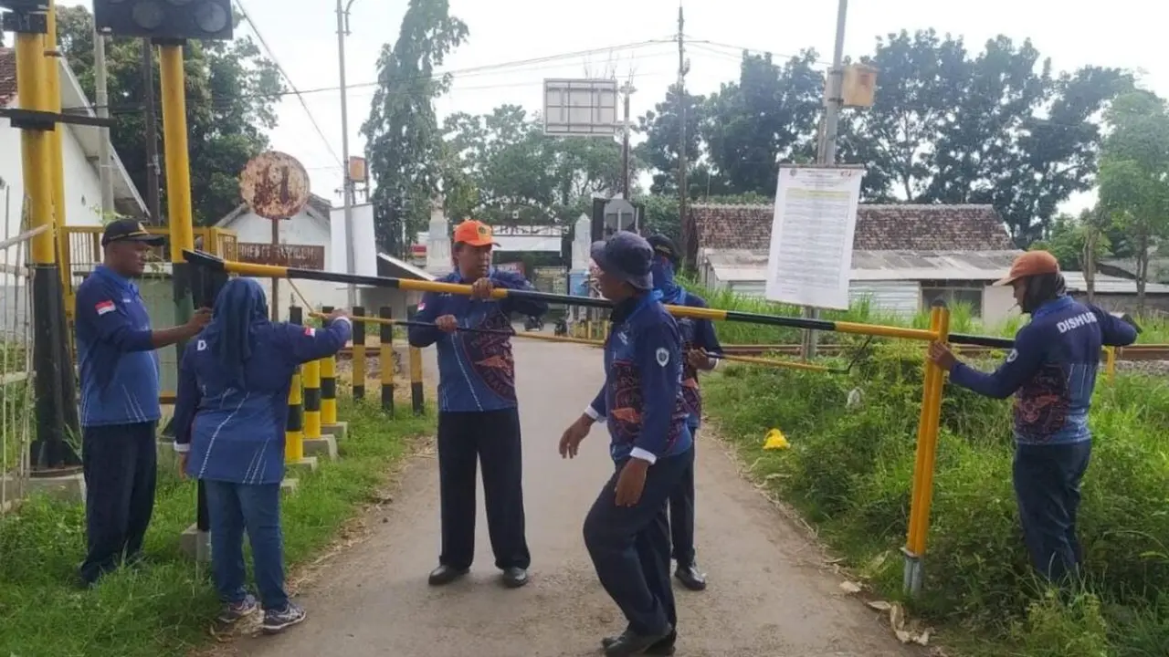 Petugas Dinas Perhubungan Probolinggo pasang palang pintu manual jelang arus mudik lebaran (Istimewa)