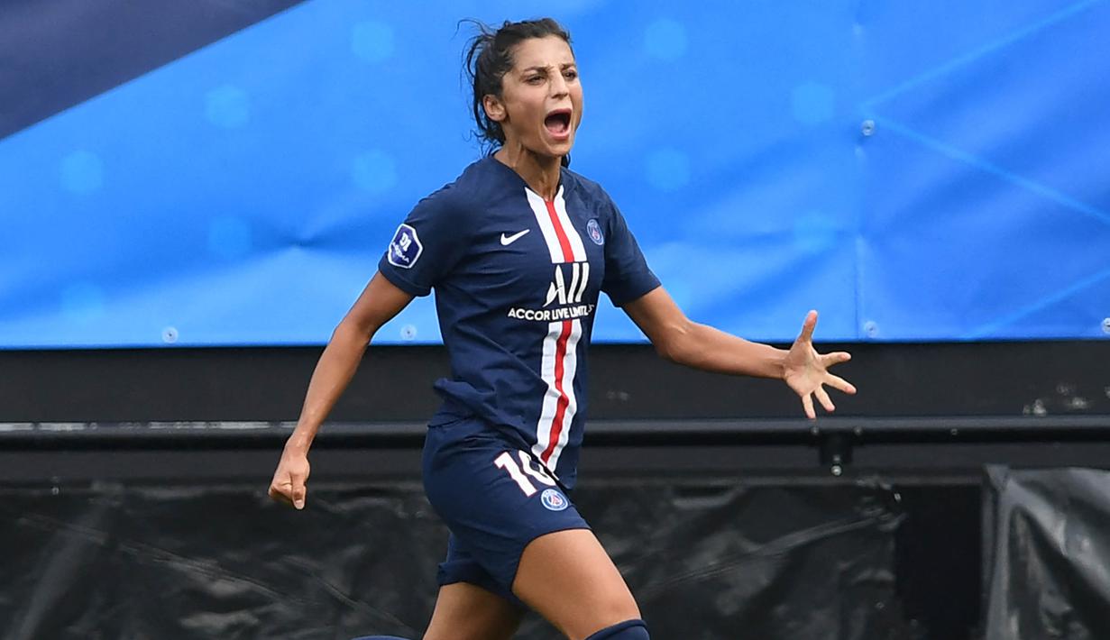 Nadia Nadim (dua kiri) merupakan salah satu pesepak bola wanita top Eropa yang saat ini bermain untuk klub asal Amerika Serikat,  Racing Louisville FC. Sebelumnya, wanita kelahiran Afghanistan tersebut sempat memperkuat Paris Saint-Germain. (Foto: AFP/Fred Tanneau)