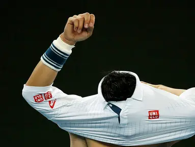 Petenis putra Jepang, Kei Nishikori, memakai kaos baru di sela pertandingan babak kedua tenis Australia Terbuka 2016 melawan Austin Krajicek dari AS di Melbourne Park, Australia, (20/1/2016). (Reuters/Issei Kato)