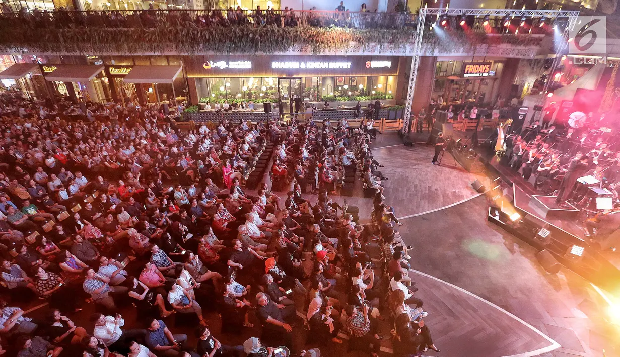 Para penonton menikmati konser Symphony Under The Stars di Lippo Mall Kemang, Jakarta, Sabtu (28/7). Addie MS bersama 40 musisi Twilite Orchestra tampil membawakan sountrack film terfavorit baik dari dalam maupun luar negeri. (Liputan6.com/Fery Pradolo)