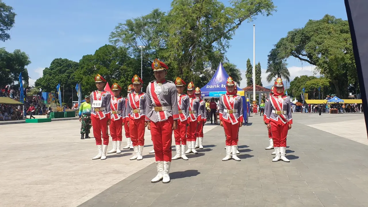 Salah satu regu peserta lomba baris berbaris tingkat SMA sederajat tengah memperlihatkan kedisiplinan dan kerapihan gerakan di depan juri lomba. (Liputan6.com/Jayadi Supriadin)