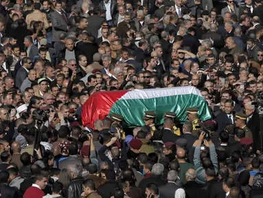 Ribuan orang menghadiri pemakaman Menteri Palestina Ziad Abu Ein, Kamis (11/12/2014) sore waktu setempat. (AFP PHOTO/Ahmad Gharabli)