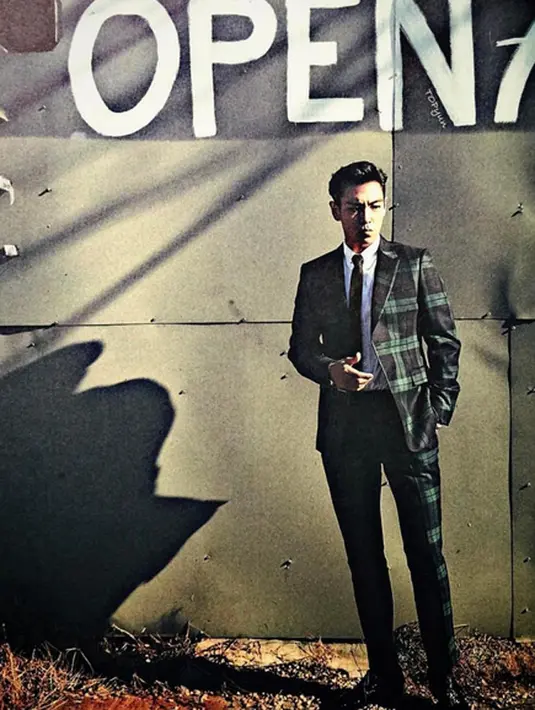 Sekarang ini pria pemilik nama asli Choi Seung Hoon itu kembali menjalani wajib militernya sebagai pekerja sosial di wilayah setempat, yang tentunya berada di bawah pengawasan pihak berwajib.  (Instagram/choi_seung_hyun_tttop)