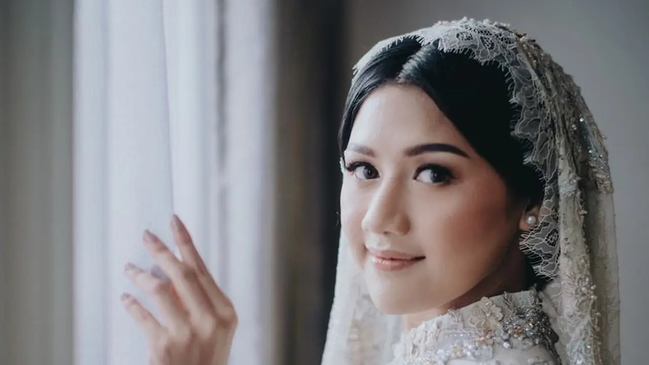Pesona Cantik Natural Erina Gudono dengan Makeup Flawless di Momen Pengajian