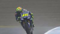 Pebalap Movistar Yamaha, Valentino Rossi, menjadi mulai tampil kompetitif pada sesi latihan bebas ketiga (FP3) MotoGP Jepang, Sabtu (14/10/2017). (Bola.com/Twitter/crash_motogp)
