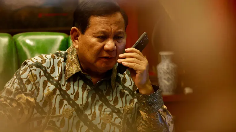 Presiden terpilih 2024-2029 Prabowo Subianto saat menerima ucapan selamat dari Presiden Turki, Recep Tayyip Erdogan via telepon.