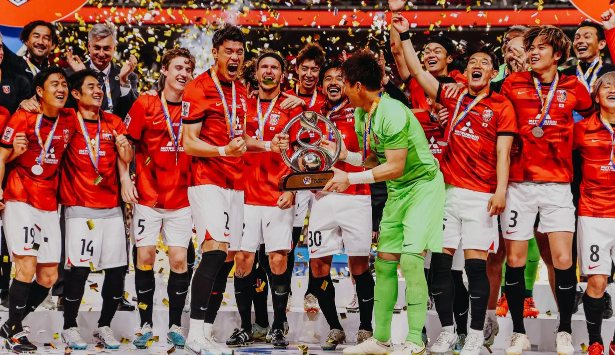 Sejumlah pemain Urawa Red Diamonds bersuka cita merayakan kemenangan dengan mengangkat trofi Liga Champions Asia 2022 setelah mengalahkan Al-Hilal dalam pertandingan final leg kedua yang berlangsung di Saitama Stadium, Sabtu (6/5/2023). (Dok. J-League)