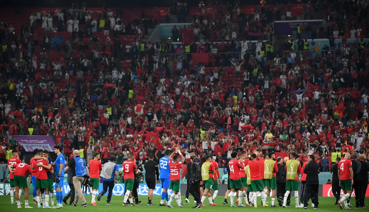 Para pemain Maroko menyapa suporter usai pertandingan melawan Prancis pada semifinal Piala Dunia 2022 di Stadion Al-Bayt di Al Khor, Doha, Kamis (15/12/2022). Maroko kalah dari Prancis 2-0 dan gagal melaju ke final Piala Dunia 2022. (AFP Photo/FRANCK FIFE)