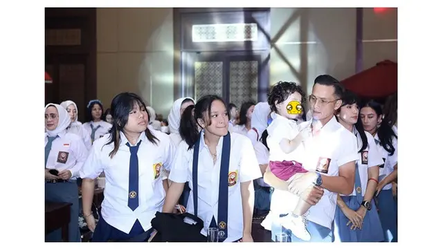 Pakai Seragam SD hingga SMA, Ini 6 Potret Kompak Keluarga Andhika Pratama