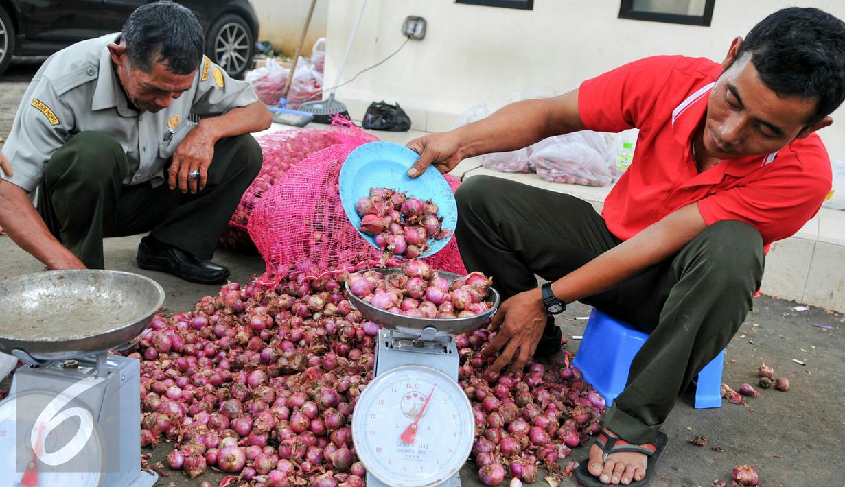 Petugas menimbang bawang merah yang akan dijual, Jakarta, Kamis (26/5/2016). Kementerian Pertanian menggelar pasar murah dengan menjual bawang merah dengan harga Rp 25.000/kg. (Liputan6.com/Yoppy Renato)
