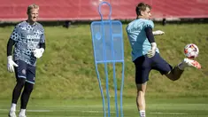 Kiper Denmark Kasper Schmeichel (Kiri) dan Mads Hermansen menghadiri sesi latihan timnas di Helsingor, Senin (4/9/2023). (Photo by Mads Claus Rasmussen / Ritzau Scanpix / AFP)