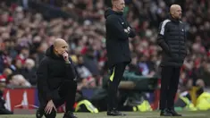 Ekpresi pelatih Manchester City, Pep Guardiola (kiri) dan pelatih Erik Ten Hag (kanan) dalam pertandingan lanjutan Liga Inggris 2022/2023 antara Manchester United melawan Manchester City yang berlangsung di Old Trafford, Sabtu (14/1/2023). (AP Photo/Dave Thompson)