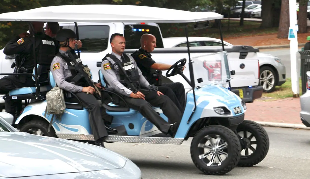 Selama masa siaga, polisi universitas menyarankan mahasiswa untuk segera masuk ke dalam, menutup jendela dan pintu dan menunggu sampai pemberitahuan lebih lanjut.  Seorang saksi di kampus mengatakan, mereka dikurung di dalam gedung dan melihat petugas bersenjata menggeledah kampus. (AP Photo/Hannah Schoenbaum)