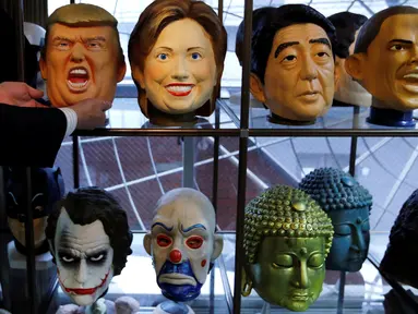 Topeng karet yang menyerupai Presiden AS terpilih, Donald Trump di pajang bersama topeng lain yang menyerupai Hillary Clinton, Perdana Menteri Jepang Shinzo Abe dan Presiden AS Barack Obama di Studio Ogawa, Saitama, Jepang (21/11). (Reuters/Toru Hanai)