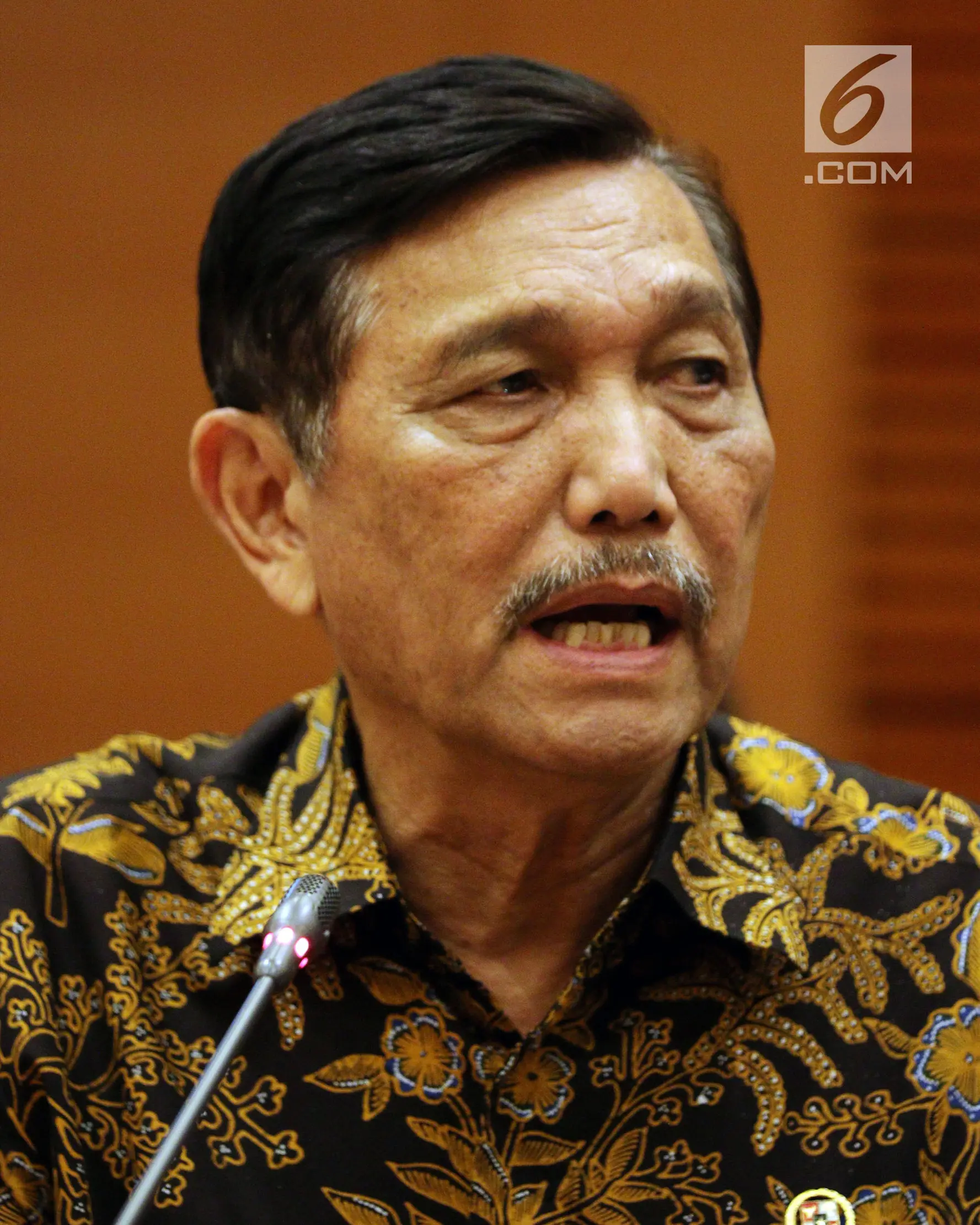 Menko Bidang Kemaritiman Luhut Binsar Pandjaitan saat memberi keterangan terkait Annual Meetings IMF-Word Bank Grup (IMF-WBG) di Jakarta, Selasa (13/3). (Liputan6.com/JohanTallo)