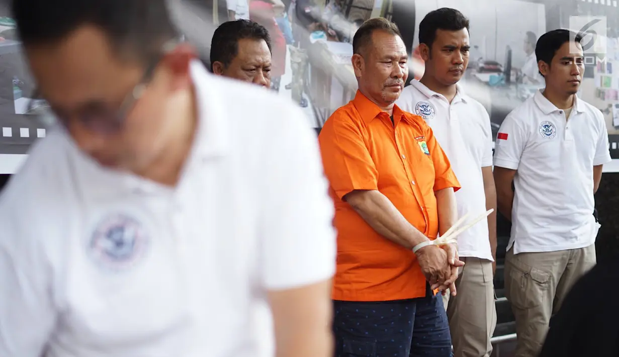 Tersangka penipuan berinisial HM dihadirkan dalam jumpa pers di Mapolda Metro Jaya, Jakarta, Selasa (13/8/2019). Tersangka menjanjikan para korban yang merupakan karyawan honorer untuk diangkat menjadi PNS dengan membayar sejumlah uang senilai Rp 50 juta-Rp 100 juta. (Liputan6.com/Immanuel Antonius)