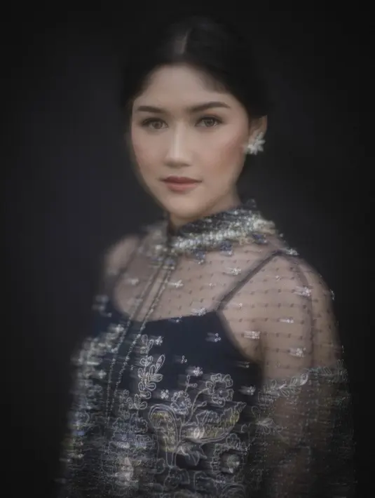 Kali ini, Erina tampil dengan makeup dengan contour yang tegas. @erinagudono.