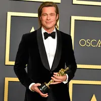 Brad Pitt berpose di ruangan pers seusai menerima piala Oscar dalam ajang Academy Awards ke-92 di Dolby Theatre, Los Angeles, Minggu (9/2/2020). Brad Pitt menyabet penghargaan sebagai Aktor Pendukung Terbaik untuk aktingnya di film Once Upon a Time in Hollywood. (Amy Sussman/Getty Images/AFP)