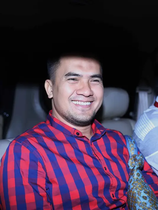 Dengan mengenakan baju kotak-kotak, Saipul Jamil tiba di Gedung KPK sekitar pukul 11.30 WIB. Ia didampingi oleh kuasa hukumnya. Sekitar lima jam, pedangdut tersebut menjalani pemeriksaan. (Nurwahyunan/Bintang.com)