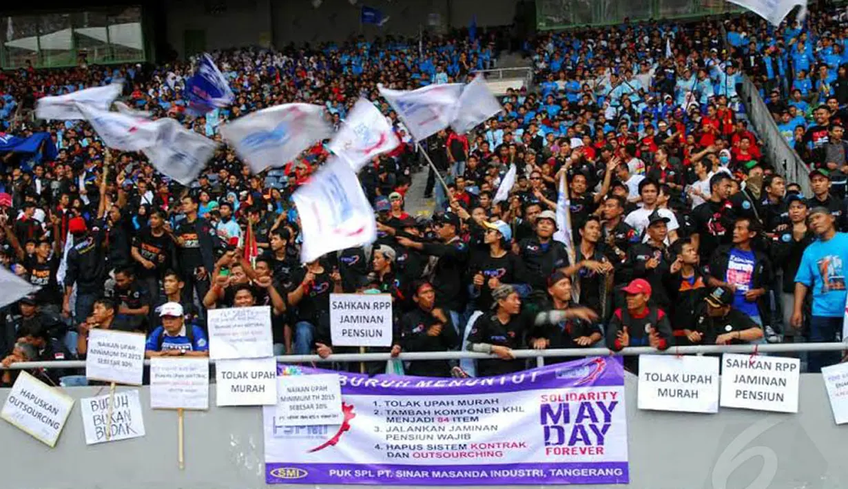 Kamis (01/05/14) ratusan ribu buruh mengikuti aksi Hari Buruh Internasional yang jatuh pada 1 Mei 2014 di Gelora Bung Karno, Jakarta (Liputan6.com/Miftahul Hayat)