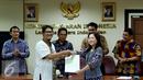 KPI menyerahkan Izin Penyelenggaraan Penyiaran (IPP) kepada salah satu pimpinan dari stasiun televisi swasta di kantor KPI, Jakarta, Jumat (14/10). Izin penyiaran ini berlaku selama sepuluh tahun ke depan. (Liputan6.com/Gempur M Surya)