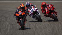 Pembalap KTM, Jack Miller di depan rider Pramac Jorge Martin dan pembalap Ducati, Pecco Bagnaia. (Ronny Hartmann / AFP)