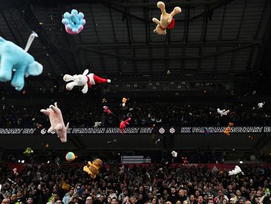 Berbagai macam boneka dilemparkan oleh para penonton sebelum laga lanjutan Euroleague Basketball 2024/2025 antara Partizan Belgrade melawan Maccabi Tel Aviv di Belgrade, Serbia, Jumat (03/01/2025) waktu setempat. (AFP/Oliver Bunic)