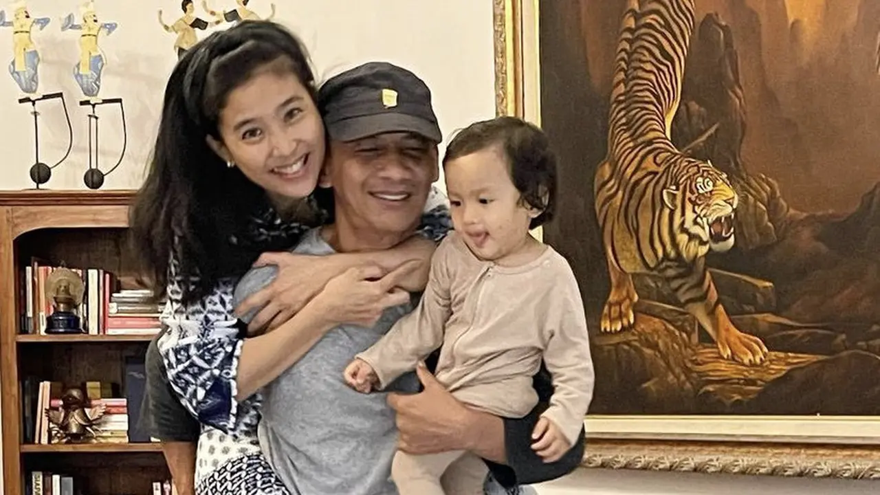 Gaya Kasual Olivia Zalianty Bersama Suami dan Anaknya