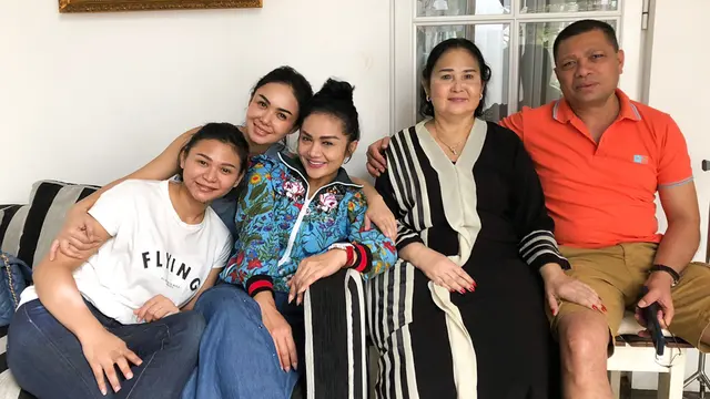 6 Potret Krisdayanti Tanpa Makeup, Bikin Pangling
