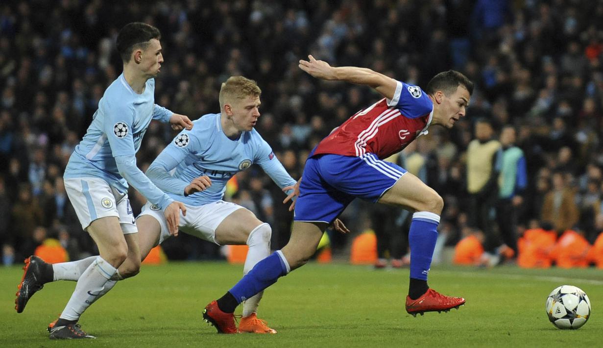 Pemain Manchester City, Oleksandr Zinchenko dan Phil Foden mengejar pemain FC Basel, Kevin Bua, pada laga Liga Champions di Stadion Etihad, Rabu (7/3/2018). Manchester City takluk 1-2 dari FC Basel. (AP/Rui Vieira)