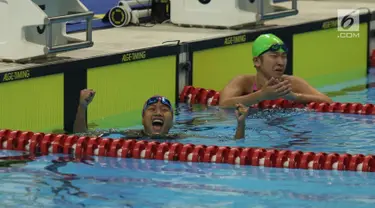 Atlet Indonesia Syuci Indriani berselebrasi usai menang dalam babak final nomor 100 meter renang gaya dada klasifikasi SB14 Asian Para Games 2018 di Stadion Akuatik GBK, Jakarta, Senin (8/10). Syuci Indriani berhasil meraih emas. (Merdeka.com/Imam Buhori)