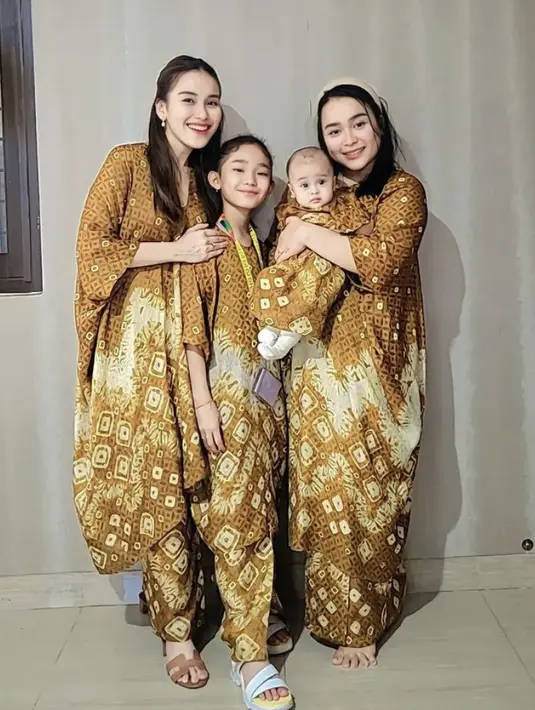 Lebaran hari ke tiga, Ayu dan keluarga menggenakan  pakaian serba cokelat motif batik. Dengan atasan model kaftan dipadukan skirt panjangnya. Credit: Instagram (@ayutingting92)