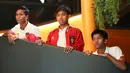 Sejumlah pemain Timnas Indonesia U-17 terlihat tegang saat menyaksikan pengundian babak penyisihan grup Piala Dunia U-17 2023 dari salah satu restoran di Jakarta, Jumat (16/9/2023). (Bola.com/Abdul Aziz)