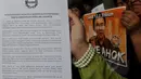 Massa dari Pijar Indonesia menunjukan petisi dukungan Gubernur DKI Basuki T. Purnama  untuk membongkar dan menyeret ke meja hijau mafia anggaran di DPRD DKI Jakarta di teras Balaikota Jakarta, Selasa (3/3/2015) (Liputan6.com/Johan Tallo)