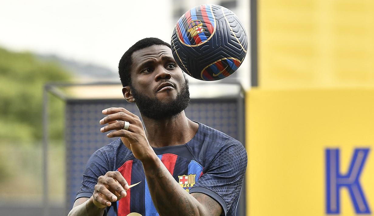 Presiden Barcelona, Joan Laporta tak segan menyebut sang gelandang adalah kepingan yang hilang di lini tengah Los Blaugrana. (AFP/Pau Barrena)