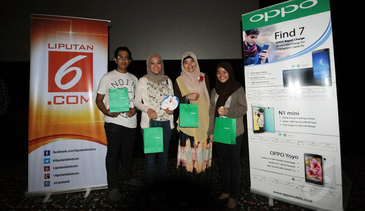 Beberapa Cinemaholic yang beruntung mendapat suvenir usai menyaksikan film Doraemon di Blitz Megaplex, Jakarta (13/12/2014). (Liputan6.com/Helmi Fithriansyah)
