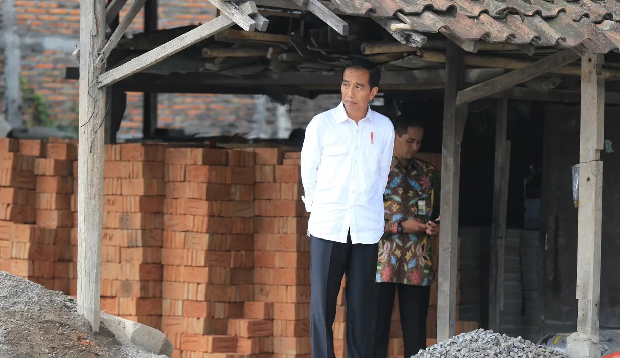 "Tetangga diundang. Saudara-saudara diundang, ada dari pasar diundang. PKL diundang, semuanya diundang," ungkap Jokowi, ditemui di Graha Saba Buana hari ini, Senin (6/7/2017). (Adrian Putra/Bintang.com)