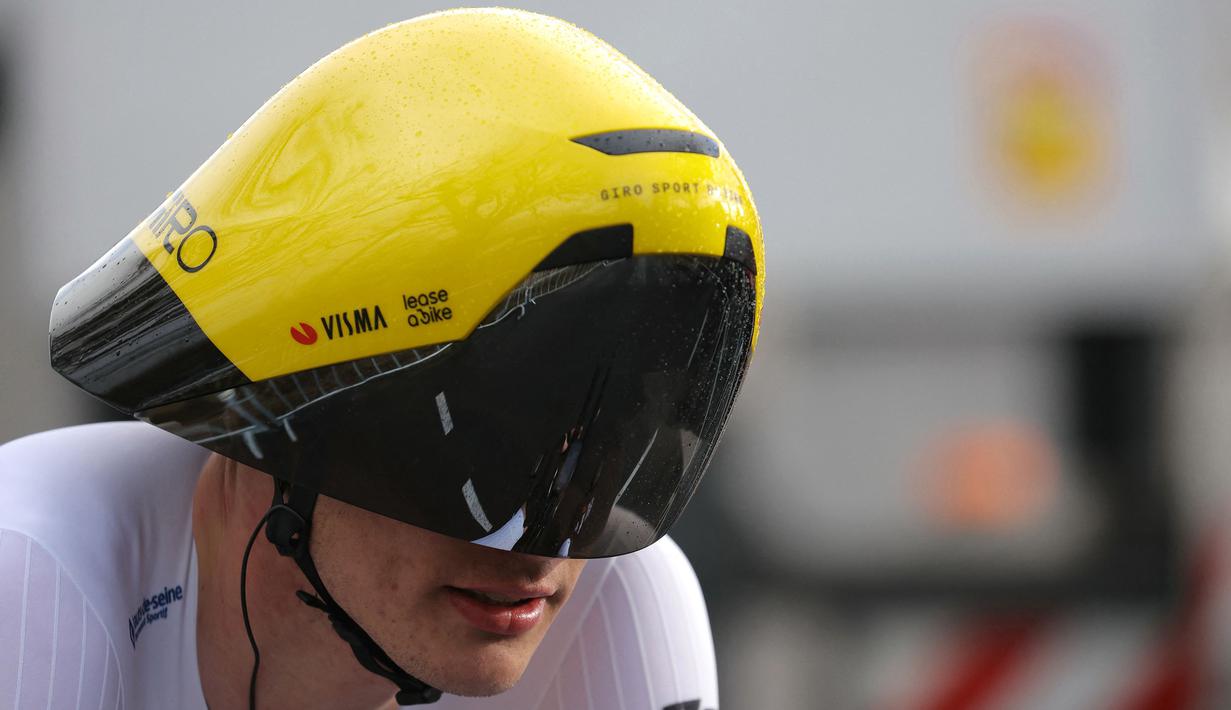 Pembalap sepeda tim Visma-Lease, Olav Kooij saat melewati garis finis stage ketiga Paris-Nice 2024 di Auxerre, Paris, Prancis, 5 Maret 2024. (AFP/Thomas Samson)