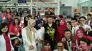 Pebalap F1 dari tim Manor Racing asal Indonesia, Rio Haryanto, disambut meriah oleh komunitas masyarakat Indonesia di Montreal-Pierre Elliott Trudeau International Airport, Kanada, Minggu (5/6/2016). (Media Rio Haryanto)