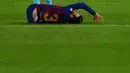 Bek Barcelona, Gerard Pique, mengalami cedera saat pertandingan melawan Leganes pada laga La Liga di Stadion Camp Nou, Selasa (16/6/2020). Barcelona menang 2-0 atas Leganes. (AP Photo/Joan Montfort)