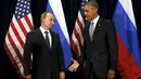 Presiden AS, Barack Obama mengulurkan tangannya kepada Presiden Rusia, Vladimir Putin saat bertemu pada Sidang Umum PBB di New York, Senin (28/9/2015). (REUTERS/Kevin Lamarque)