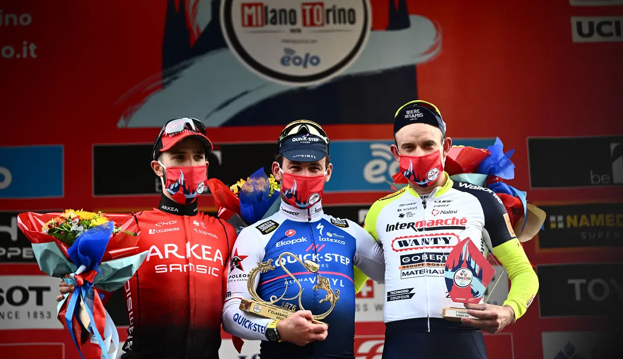 Pria 36 tahun tersebut berhasil finis dengan waktu 4 jam 31 menit 22 detik. Di posisi kedua disusul oleh Pebalap Arkea-Samsic, Nacer Bouhanni dan Alexander Kristoff dari tim Intermarché-Wanty-Gobert Matériaux. (AFP/Marco Bertorello)