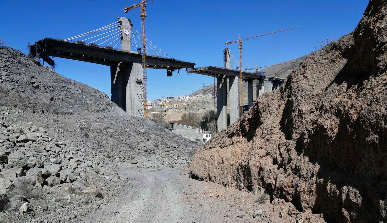 Jembatan ini menjadi yang tertinggi di Timur Tengah dengan pilar setinggi 136 meter dan panjang mencapai 1.050 meter. Tampak dalam foto, kondisi sebuah jembatan yang baru dibangun dan terkena serangan udara Amerika Serikat pada Kamis 2 April 2026 terlihat di Karaj, sebelah barat Teheran, Iran, Jumat, 3 April 2026. (AP Photo/Vahid Salemi)