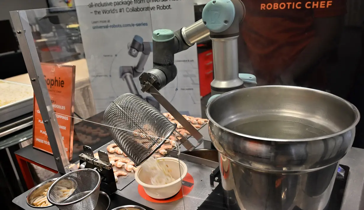 Robot koki bernama Sophie meracik semangkuk laksa saat demonstrasi memasak di Singapura pada 26 Juli 2019. Sebanyak 80 mangkuk laksa dapat disajikan robot koki tersebut dalam waktu satu jam. (Roslan RAHMAN / AFP)