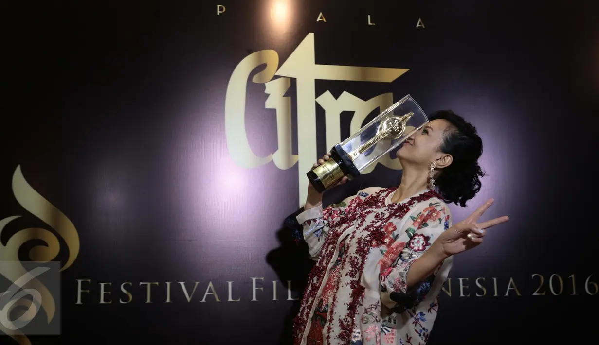Aktris Cut Mini meraih Piala Citra untuk Pemeran Utama Wanita Terbaik dalam Festival Film Indonesia (FFI) 2016 di Taman Ismail Marzuki, Jakarta, Minggu (6/11). Penghargaan diterima Cut Mini berkat aktingnya dalam film Athirah (Liputan6.com/Gempur M Surya)
