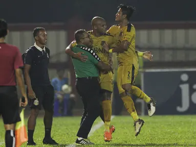 Bek Bhayangkara FC, Anderson Salles, merayakan gol ke gawang PSIS Semarang pada laga Piala Indonesia di Stadion PTIK, Jakarta, Selasa (19/2). Bhayangkara FC bermain imbang 1-1 melawan PSIS. (Bola.com/Yoppy Renato)
