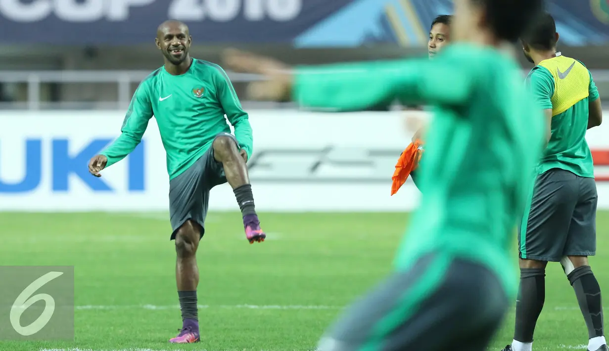 Pemain Timnas Indonesia, Boaz Salossa (kiri) saat melakukan pemanasan jelang latihan resmi final pertama Piala AFF 2016 di Stadion Pakansari, Bogor, Selasa (13/12). Indonesia akan menjamu Thailand, Rabu (14/12). (Liputan6.com/Helmi Fithriansyah)