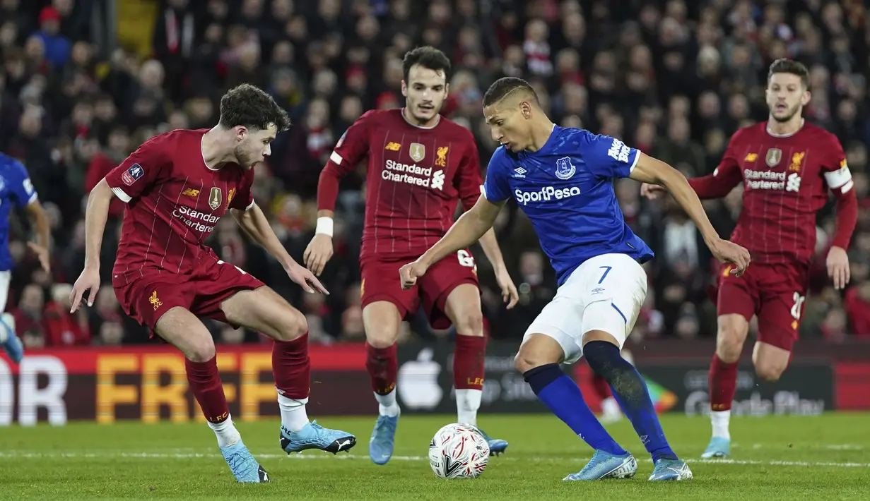 Gelandang Everton, Richarlison berusaha melewati pemain Liverpool, Neco Williams pada pertandingan babak ketiga Piala FA di Anfield, Inggris, Minggu (5/1/2019). Liverpool menang tipis atas Everton 1-0. (AP Photo/Jon Super)