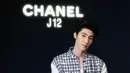 Pongtiwat Tangwancharoen mengenakan atasan jaket model tweed hitam lengan putih. Dipadukan celana denim, serta jam tangan putih. Dok.CHANEL