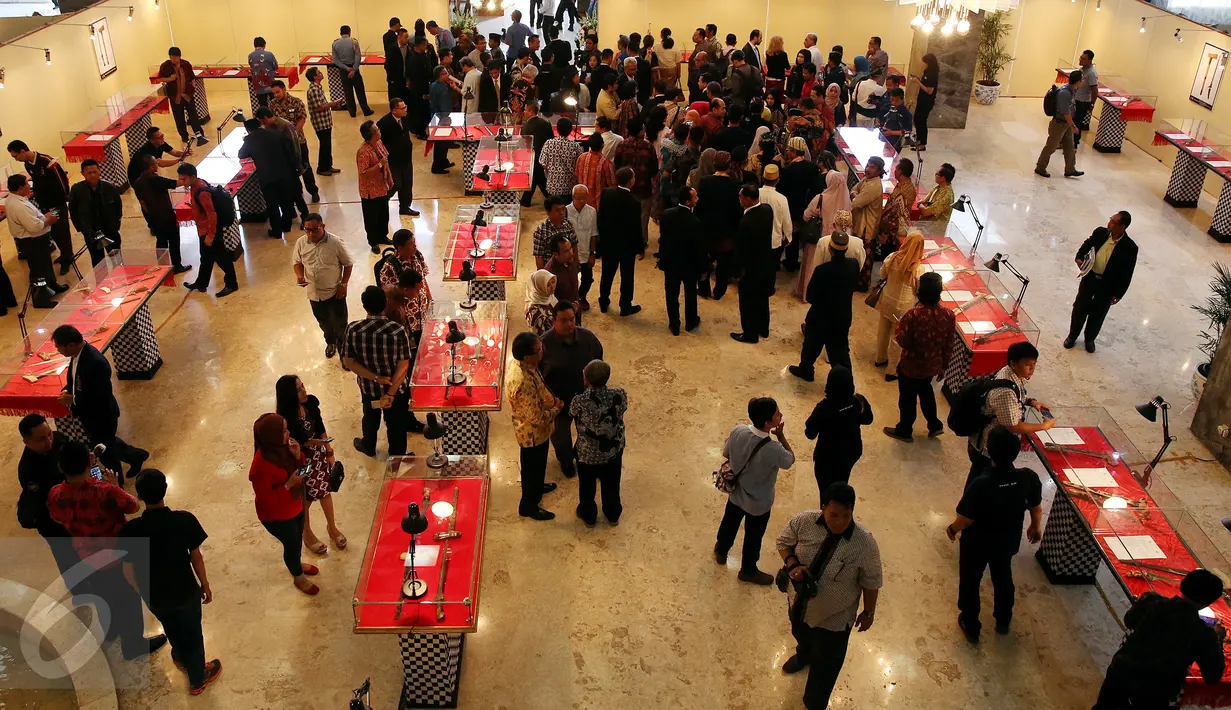 DPR bersama komunitas dari Bali dan Lombok menggelar pameran keris di Kompleks Parlemen, Jakarta, Rabu (15/3).. Pameran yang dibuka langsung oleh Ketua DPR Setya Novanto ini diselenggarakan hingga 17 Maret 2017 mendatang. (Liputan6.com/Johan Tallo)